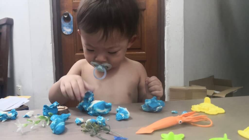 Child Playing with Ocean Playdough Kit by Malaysia Toys